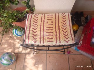 Banqueta de forja con cojín estampado