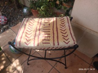 Banqueta de forja con cojín estampado