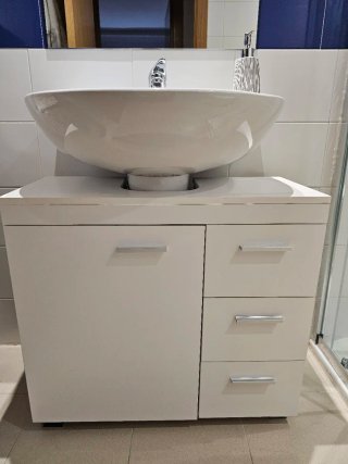 Mueble bajo lavabo blanco