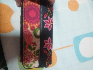 Cartera multicolor con diseño floral