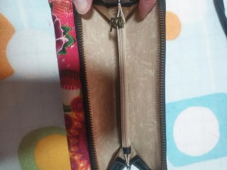 Cartera multicolor con diseño floral