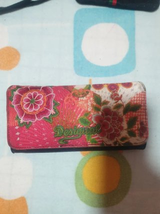 Cartera multicolor con diseño floral