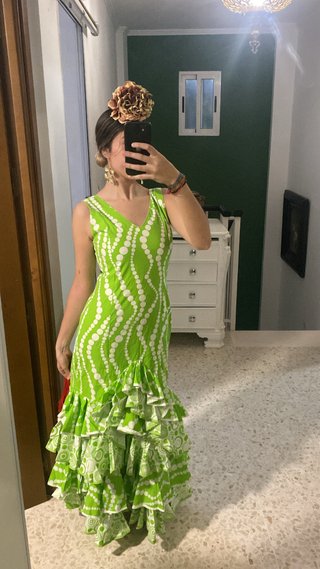 Traje de flamenca verde con volantes