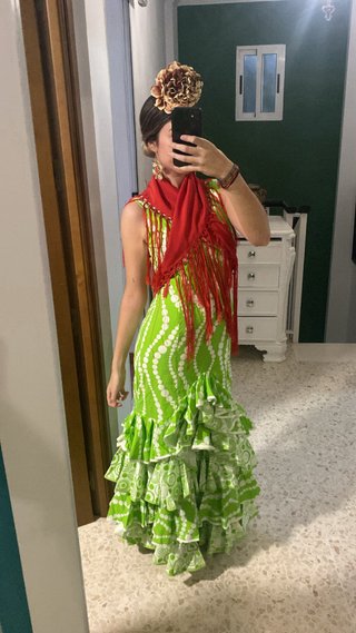 Traje de flamenca verde con volantes