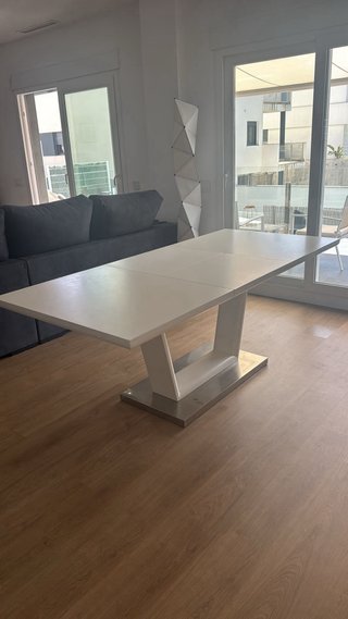 Mesa de comedor moderna blanca y plateada