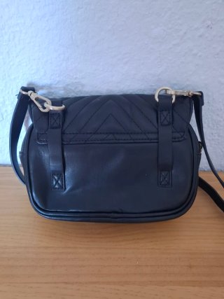 Bolso Zara Negro con Detalles Dorados