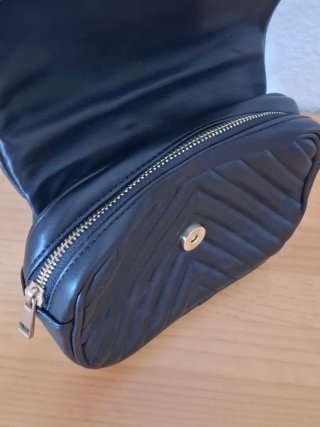 Bolso Zara Negro con Detalles Dorados