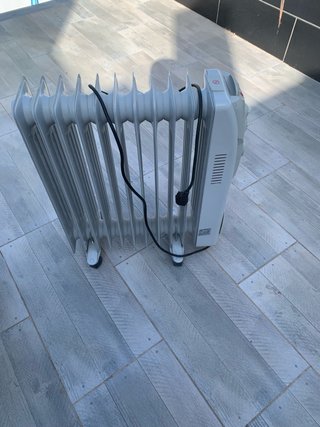 Radiador eléctrico gris claro.