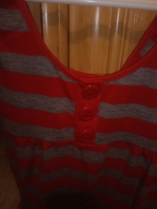 Camiseta a rayas rojo y gris