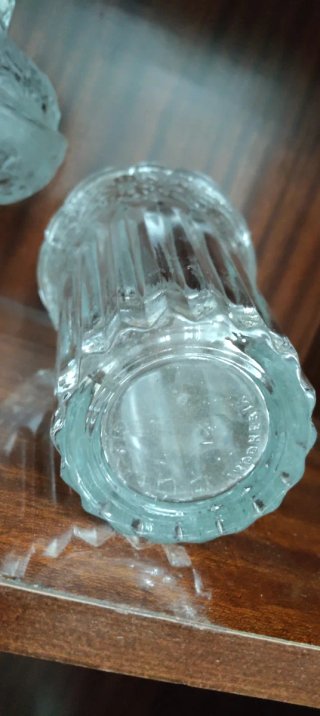 Jarrón de cristal tallado con flores