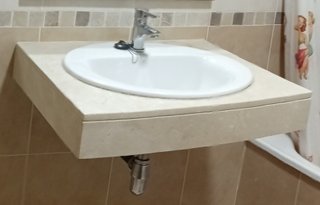 Lavabo de baño con encimera de piedra