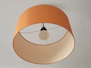 Lámpara de techo naranja tela y madera
