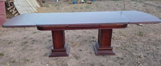 Mesa de comedor de madera oscura