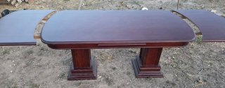 Mesa de comedor de madera oscura