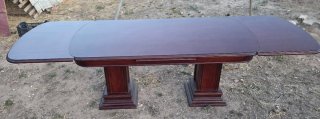 Mesa de comedor de madera oscura