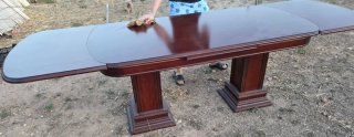 Mesa de comedor de madera oscura
