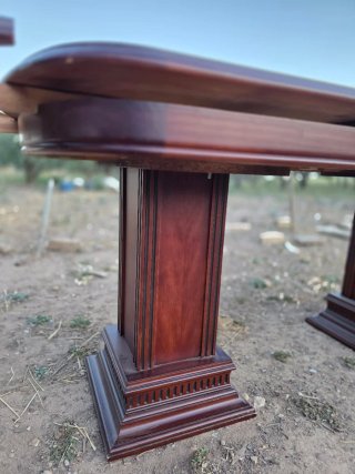 Mesa de comedor de madera oscura