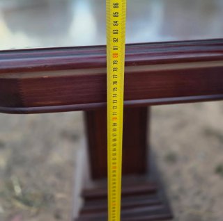Mesa de comedor de madera oscura