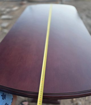 Mesa de comedor de madera oscura