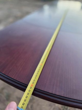Mesa de comedor de madera oscura