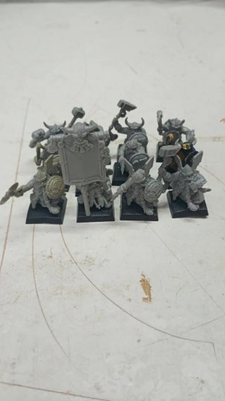 Warhammer Enanos, 9 Barbaslargas + Grupo de mando