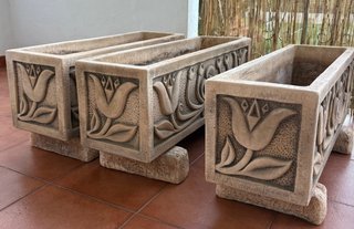 Jardineras de piedra con relieve floral