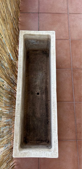 Jardineras de piedra con relieve floral
