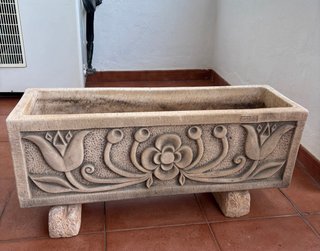 Jardineras de piedra con relieve floral