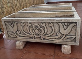 Jardineras de piedra con relieve floral