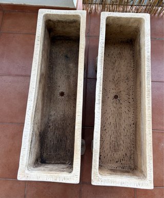 Jardineras de piedra con relieve floral