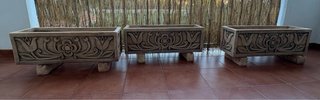 Jardineras de piedra con relieve floral