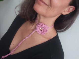 Choker Crochet Rosa con Perlas Doradas
