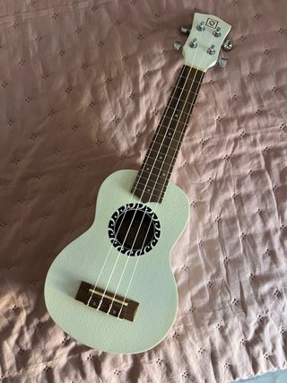 Ukelele OQAN Blanco con Funda