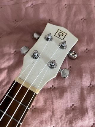 Ukelele OQAN Blanco con Funda