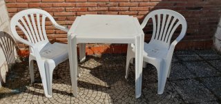 Mesa y 2 Sillas de Plástico Blancas
