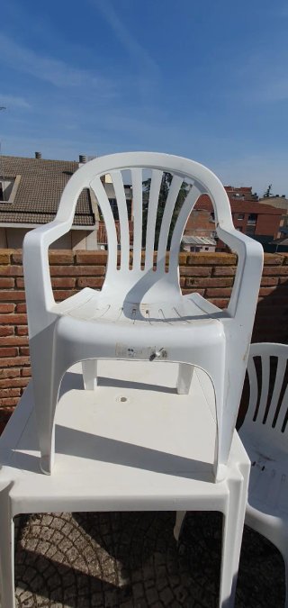 Mesa y 2 Sillas de Plástico Blancas