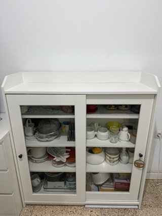Vitrina IKEA blanca puertas cristal