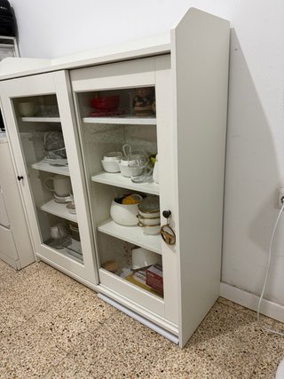 Vitrina IKEA blanca puertas cristal