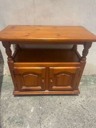 Mueble de madera con puertas
