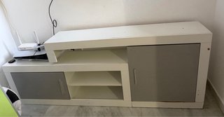 Mueble de salón blanco y gris