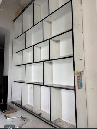 Estantería modular de madera y metal
