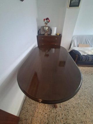 Mesa ovalada de madera oscura