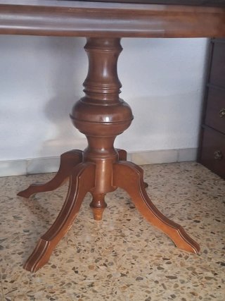 Mesa ovalada de madera oscura