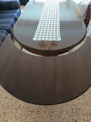 Mesa ovalada de madera oscura