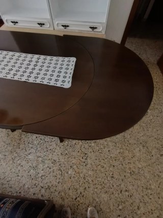 Mesa ovalada de madera oscura
