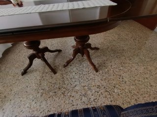 Mesa ovalada de madera oscura