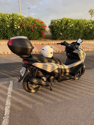 Scooter Beige y Blanco