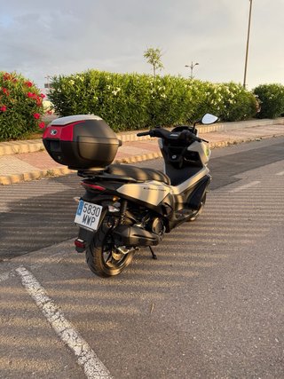 Scooter Beige y Blanco