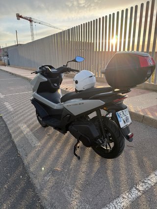 Scooter Beige y Blanco