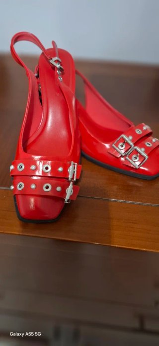 Sandalias Rojas con Tachuelas